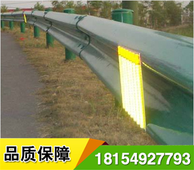 道路輪廊標(biāo)的英文名稱 Delineator，它是沿道路兩側(cè)邊緣設(shè)置、用于顯示道路邊界輪廓、指引車輛正常行駛、具有逆反射性能的一種交通安全設(shè)施，從功能上說(shuō)，輪廓標(biāo)是一種視線誘導(dǎo)設(shè)